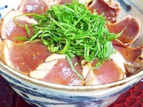 かくし味はごま油　《あぶりマグロ丼》